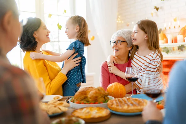 Grattis Thanksgiving Dagen Höstfest Familjen Sitter Vid Bordet Och Firar — Stockfoto