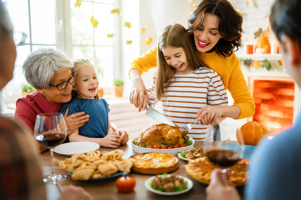 Feliz Día Acción Gracias Fiesta Otoño Familia Sentada Mesa Celebrando — Foto de Stock