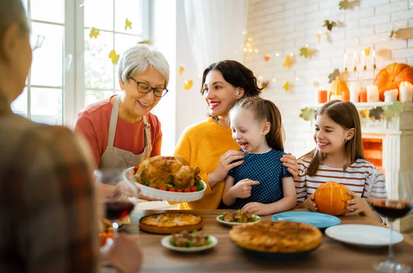 感恩节快乐 秋天的宴会 一家人坐在桌旁庆祝节日 祖父母 父亲和子女 传统的晚餐 — 图库照片