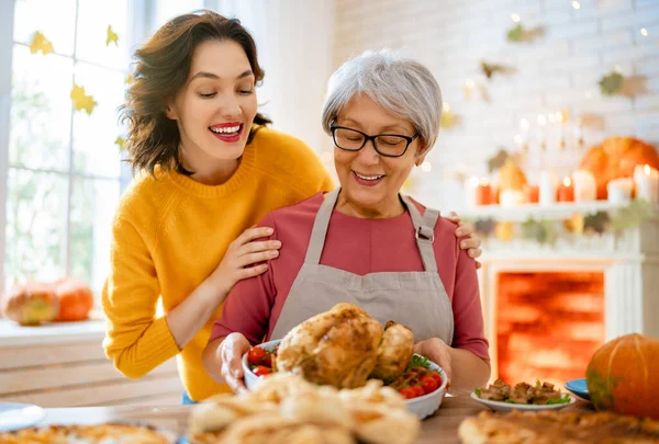 Feliz Día Acción Gracias Fiesta Otoño Familia Preparando Cena Tradicional —  Fotos de Stock