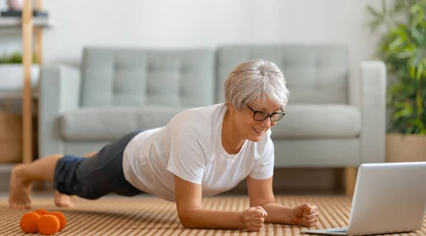 Femme Âgée Vêtements Sport Regarder Des Cours Ligne Sur Ordinateur — Photo