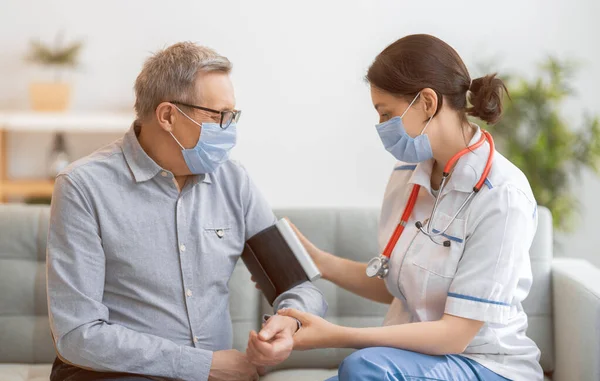 Yaşlı Hasta Doktor Kan Basıncını Ölçüyor — Stok fotoğraf