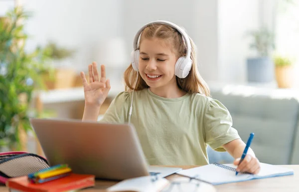 Volta Escola Criança Feliz Está Sentada Secretária Menina Fazendo Lição — Fotografia de Stock