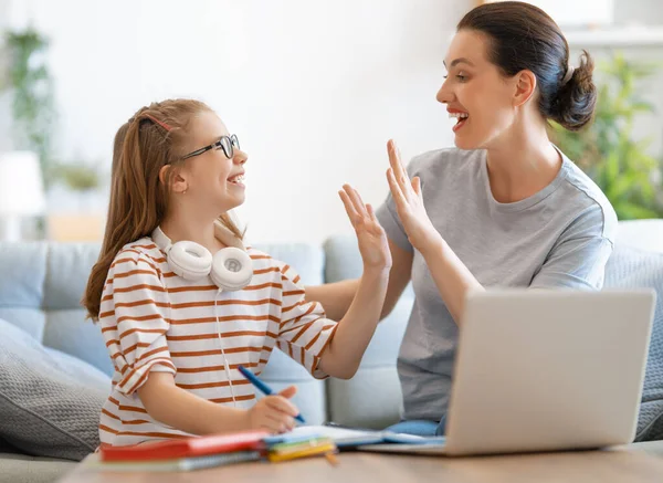 学校に戻る 幸せな子供と大人が机に座っている 宿題やオンライン教育をする女の子 — ストック写真