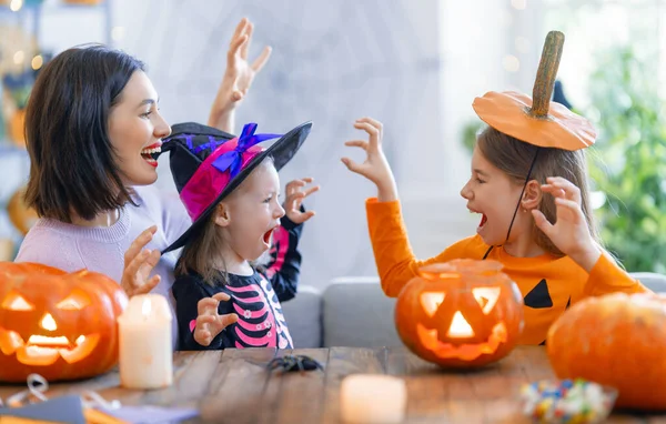 Família Feliz Preparando Para Halloween Mãe Crianças Trajes Carnaval Casa — Fotografia de Stock