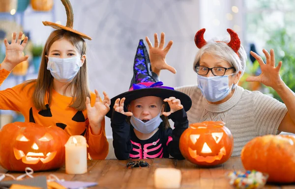 Szczęśliwa Rodzina Świętuje Halloween Babcia Dzieci Maskach Chroniących Przed Covid — Zdjęcie stockowe