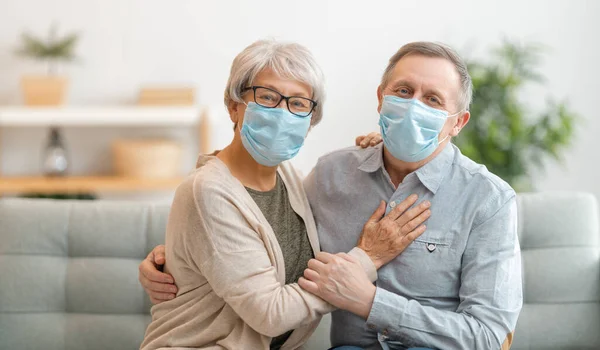 Pareja Mayor Que Lleva Máscaras Faciales Durante Coronavirus Brote Gripe — Foto de Stock