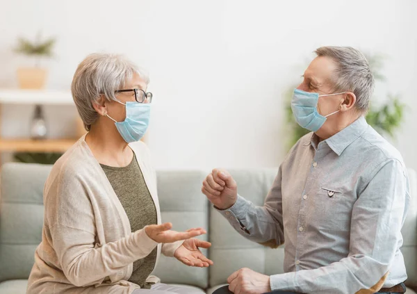 Coronavirus Grip Salgını Sırasında Maske Takan Yaşlı Bir Çift Virüs — Stok fotoğraf