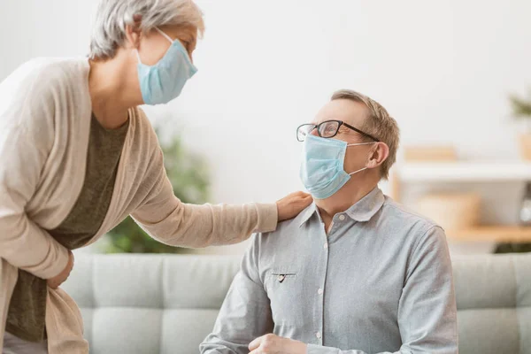 Älteres Paar Trägt Gesichtsmasken Während Des Coronavirus Und Des Grippeausbruchs — Stockfoto