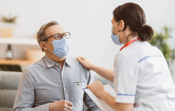 Dottore Uomo Anziano Che Indossano Maschere Durante Coronavirus Epidemia Influenza — Foto Stock