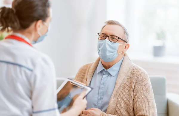 Doctor Senior Man Wearing Facemasks Coronavirus Flu Outbreak Virus Illness — Stock Photo, Image