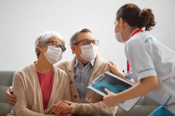 Médico Casal Idosos Usando Máscaras Durante Coronavírus Surto Gripe Protecção — Fotografia de Stock