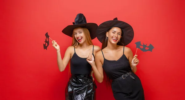 Feliz Halloween Dos Mujeres Jóvenes Trajes Bruja Negra Fiesta Sobre — Foto de Stock