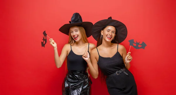 Fijne Halloween Twee Jonge Vrouwen Zwarte Heks Kostuums Partij Rode — Stockfoto