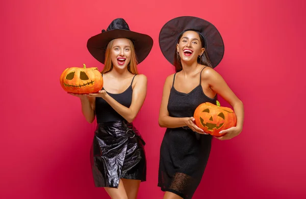 Feliz Halloween Dos Mujeres Jóvenes Disfrazadas Bruja Negra Con Calabazas — Foto de Stock