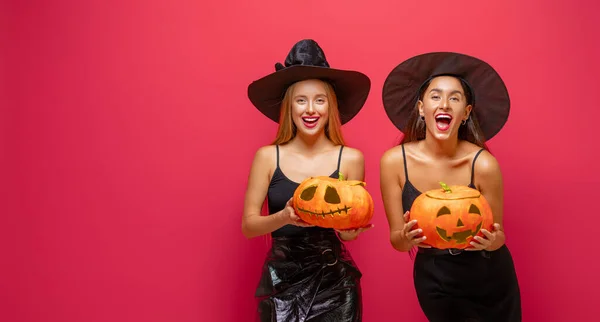 Frohes Halloween Zwei Junge Frauen Schwarzen Hexenkostümen Mit Kürbissen Auf — Stockfoto