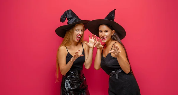 Mutlu Cadılar Bayramı Siyah Cadı Kostümlü Iki Genç Kadın Kırmızı — Stok fotoğraf