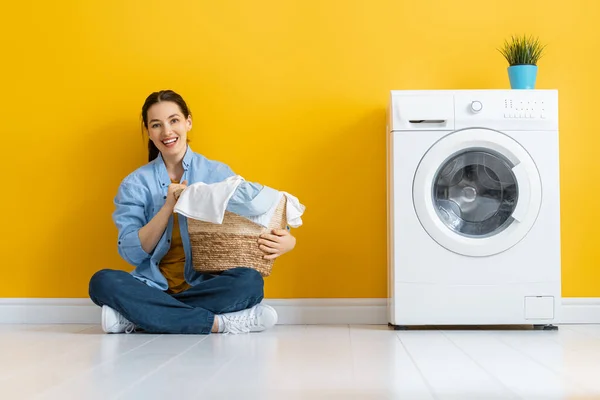 Mooie Jonge Vrouw Glimlachen Terwijl Het Doen Van Wasgoed Thuis — Stockfoto