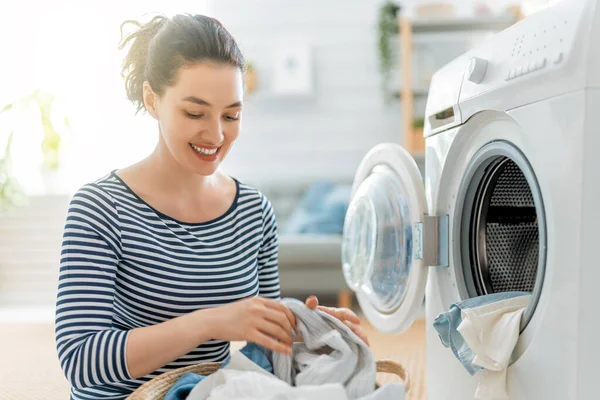 Mulher Bonita Está Sorrindo Enquanto Lavava Roupa Casa — Fotografia de Stock