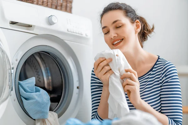 Mulher Bonita Está Sorrindo Enquanto Lavava Roupa Casa — Fotografia de Stock