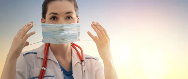 Doutor Vestindo Máscara Facial Durante Coronavírus Surto Gripe Proteção Contra — Fotografia de Stock