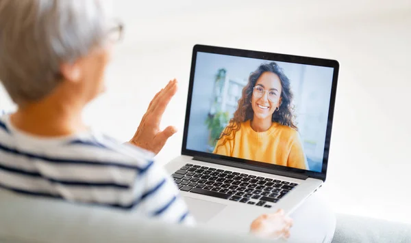 Senior Woman Using Laptop Remote Conversation Daughter Women Having Fun — Stock Photo, Image