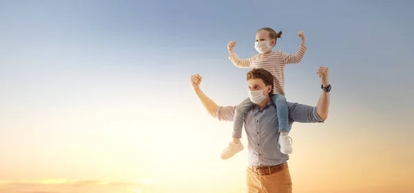 Família Está Usando Máscaras Durante Surto Coronavírus Gripe Proteção Contra — Fotografia de Stock