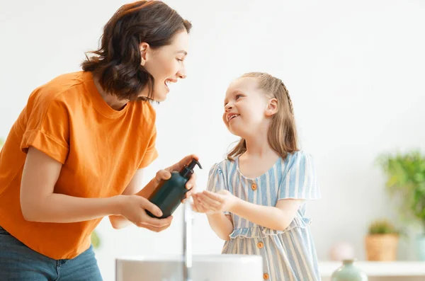 Uma Menina Bonita Sua Mãe Estão Lavando Mãos Protecção Contra — Fotografia de Stock