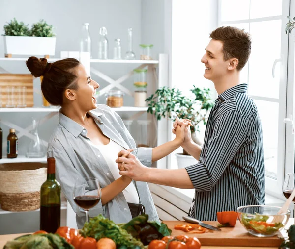 Cibo Sano Casa Felice Coppia Amorevole Sta Preparando Pasto Corretto — Foto Stock