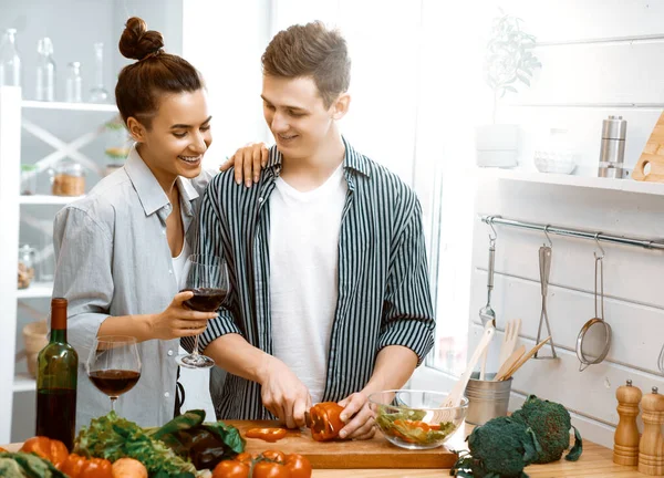 Friska Livsmedel Hemma Glada Kärleksfulla Par Förbereder Rätt Måltid Köket — Stockfoto