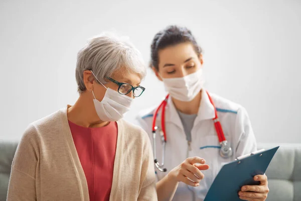 코로나 바이러스와 독감이 유행하는 얼굴을 의사와 여성분 바이러스 Covid 2019 — 스톡 사진