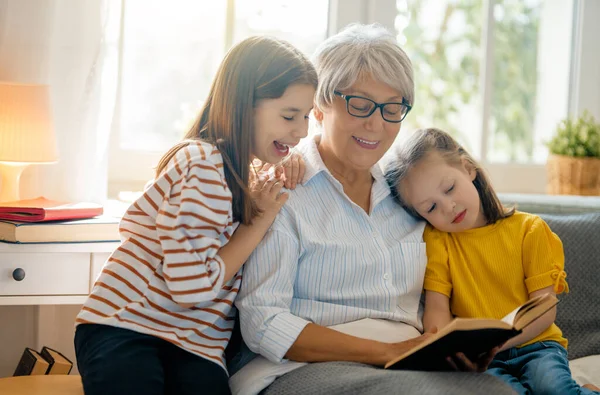 Chicas Agradables Abuela Disfrutando Mañana Soleada Buen Momento Casa —  Fotos de Stock