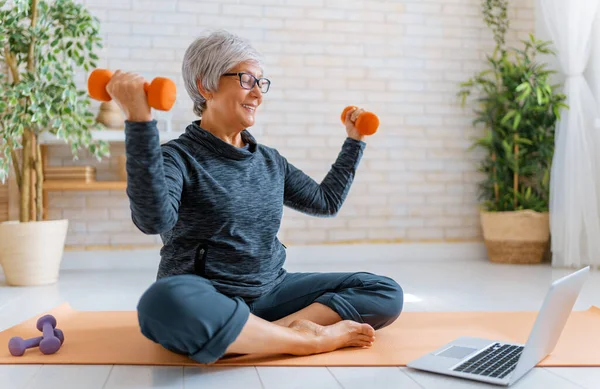 Senior Mulher Activewear Assistindo Cursos Line Laptop Durante Exercício Casa — Fotografia de Stock