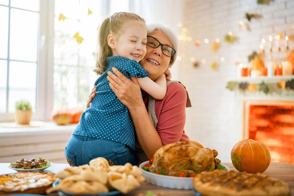 Feliz Día Acción Gracias Fiesta Otoño Familia Sentada Mesa Celebrando — Foto de Stock