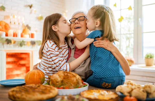 Grattis Thanksgiving Dagen Höstfest Familjen Sitter Vid Bordet Och Firar — Stockfoto