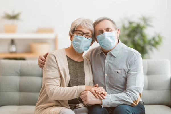 Oudere Echtparen Dragen Gezichtsmaskers Tijdens Een Coronavirus Griepuitbraak Virus Ziektebescherming — Stockfoto