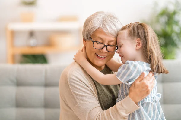 Una Buena Chica Abuela Disfrutan Mañana Soleada Buen Momento Casa — Foto de Stock