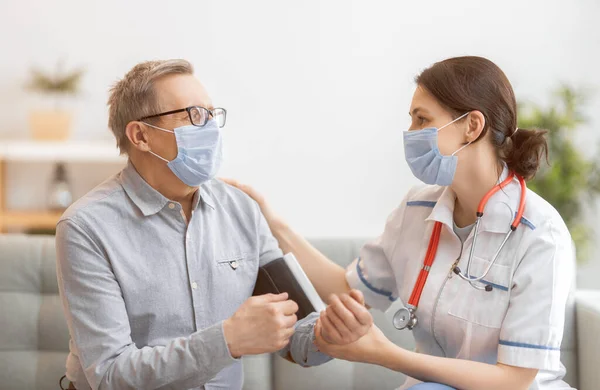 Doente Idoso Médico Que Mede Pressão Arterial — Fotografia de Stock