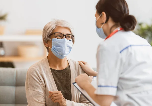 Lekarz Starsza Kobieta Noszą Maski Twarzy Podczas Epidemii Koronawirusa Grypy — Zdjęcie stockowe