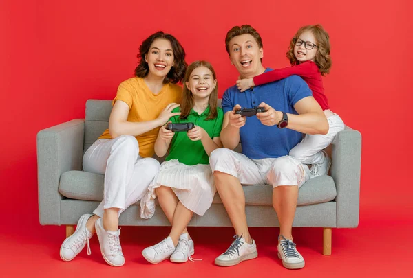 Glückliche Familie Zusammen Mutter Vater Und Ihre Kinder Spielen Videospiele — Stockfoto