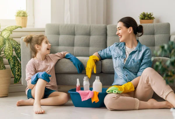 Ευτυχισμένη Οικογένεια Στο Σπίτι Μητέρα Και Κόρη Καθαρίζουν Σπίτι Μια — Φωτογραφία Αρχείου