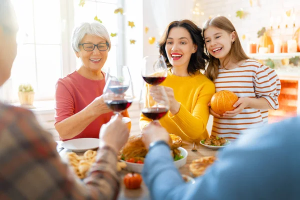 Joyeuse Fête Thanksgiving Festin Automne Famille Assise Table Célébrant Les — Photo