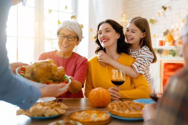 感恩节快乐 秋天的宴会 一家人坐在桌旁庆祝节日 祖父母 父亲和子女 传统的晚餐 — 图库照片