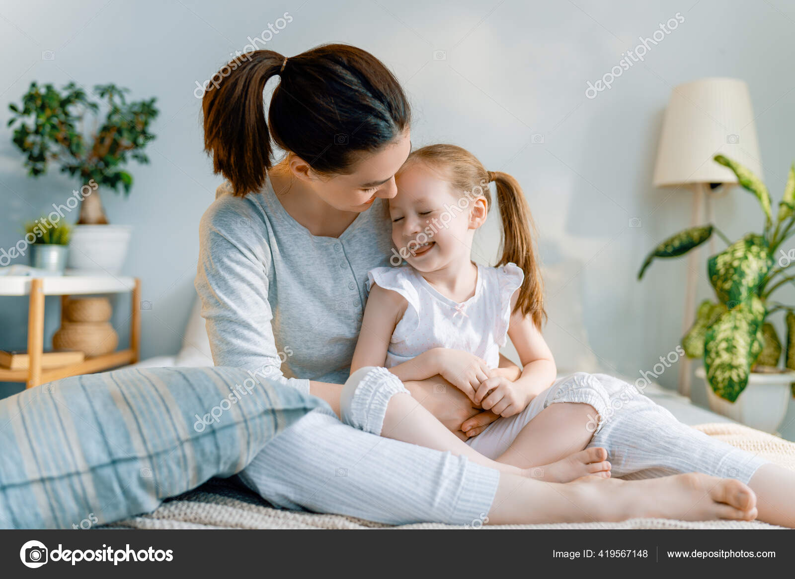 素敵な赤ちゃんの女の子と彼女の母親は晴れた朝をお楽しみください 家での楽しい時間 ストック写真 C Choreograph