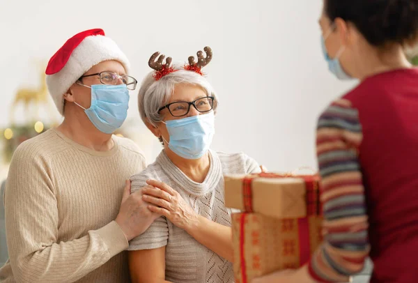 크리스마스에 코로나 바이러스와 유행하는 물기를 사람들 입니다 바이러스와 Covid 2019 — 스톡 사진