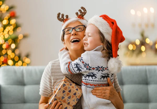 Frohe Weihnachten Und Frohe Feiertage Fröhliche Oma Und Ihre Süße — Stockfoto