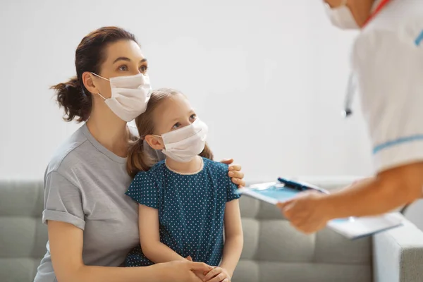 Médico Niño Madre Con Mascarillas Faciales Durante Coronavirus Brote Gripe —  Fotos de Stock