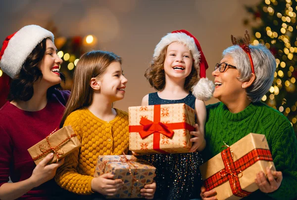 Buon Natale Buone Feste Bambini Allegri Che Presentano Regali Mamma — Foto Stock