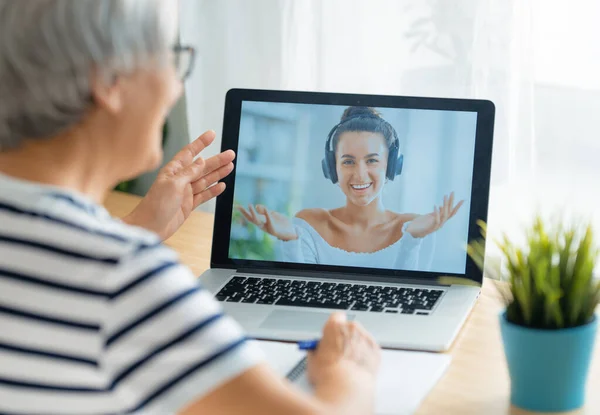 Senior Woman Using Laptop Remote Conversation Daughter Women Having Fun — Stock Photo, Image