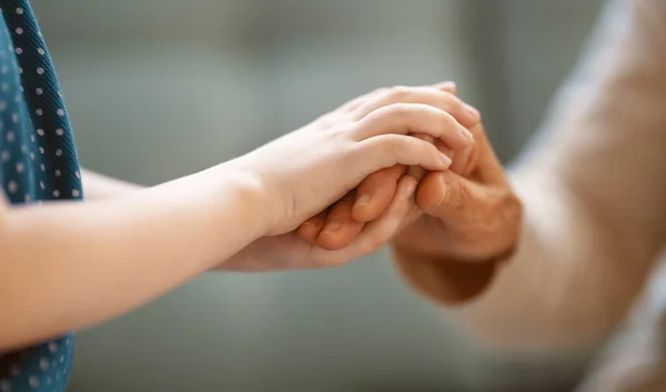 Petite Fille Soutient Grand Mère Mains Air — Photo